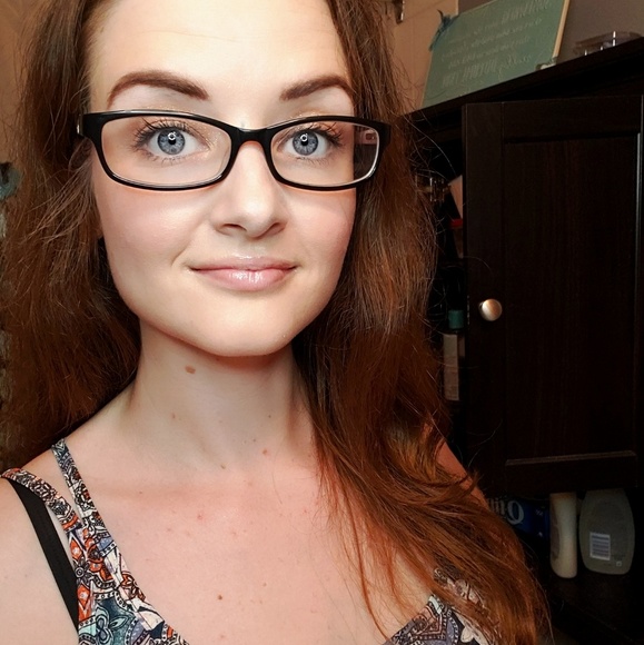 Meet your Posher, Ashley 🇨🇦 - Picture 1 of 4